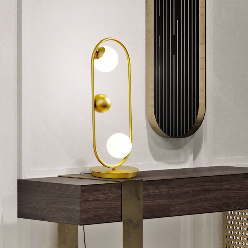 Lampada da tavolo decorativa per la casa in stile postmoderno in vetro opale con linee metalliche, lampada da comodino per camera da letto