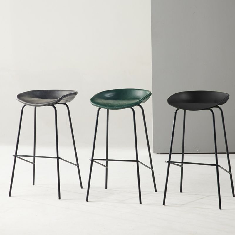 Scandinavian Metal Black Counter Stools Bucket Seat Bar Stools with Footrest