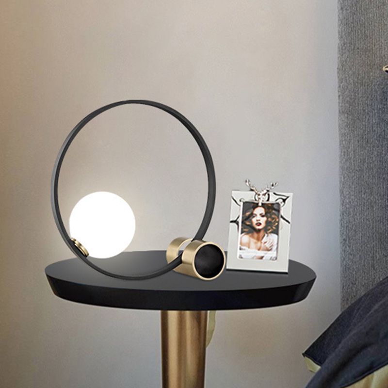 1 Glühbirnenkreis Schreibtisch Licht moderne Metallnachttischlampe in Schwarz mit Milchglasschatten