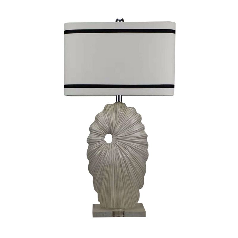 Lampada da tavolo in tessuto bianco-nero con paralume rettangolare a 1 testa Lampada da tavolo in stile anticato con base in porcellana conchiglia