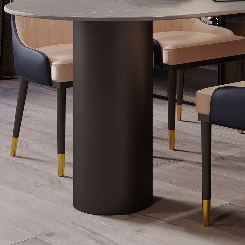 Tavolo da pranzo moderno con piano in pietra e base in acciaio nero