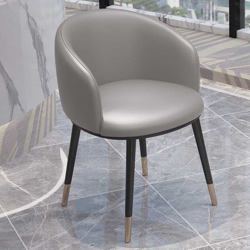 Silla de comedor con respaldo sólido y acabado mate de cuero moderno para dormitorio