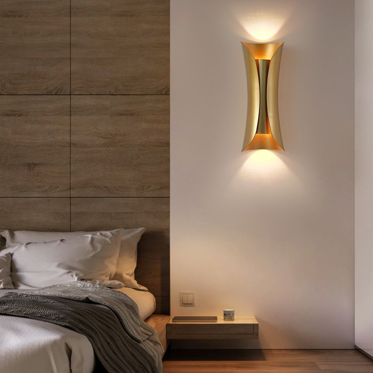 Lampada montata a parete curva Postmoderna semplicità lampada da monte in metallo per soggiorno