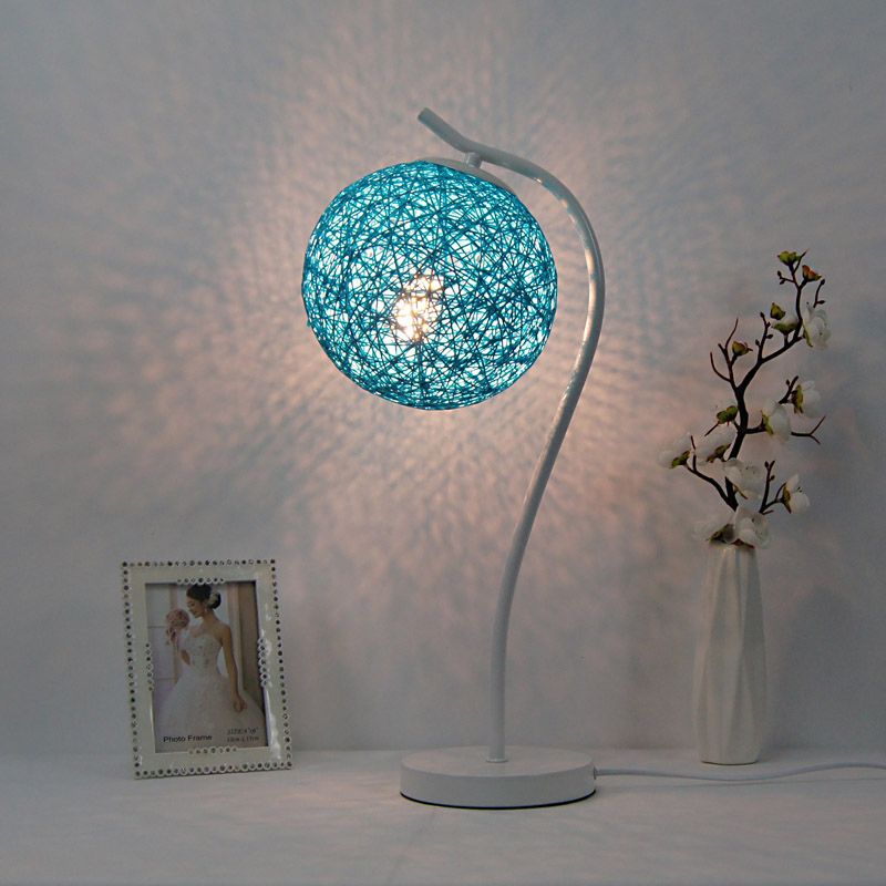 Lampada da tavolo fatta a mano gialla/avorio in stile campagna da tavolo a 1 luce con tonalità a sfera per camera da letto