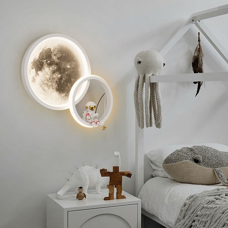Modern Metal Wall Light Round Shape LED Wall Sconce with Astronaut for Bedroom