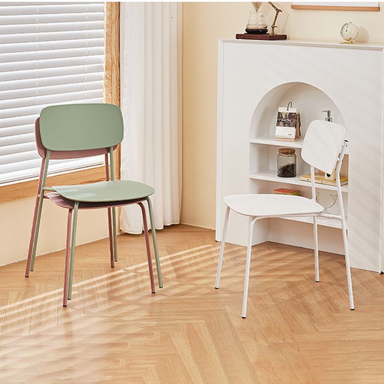 Silla de comedor de estilo moderno Silla auxiliar apilable sin brazos con patas de metal