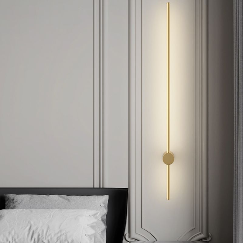 Éclairage mural de forme linéaire en métal