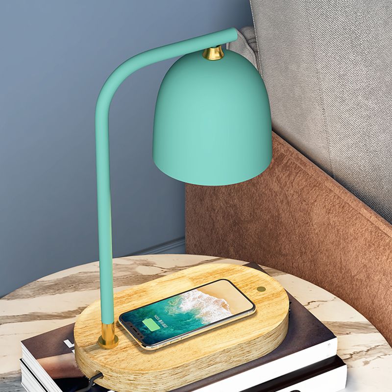 Lampada da comodino minimalista a 1 testa con finitura nera/bianca/rossa, cupola in legno con paralume metallico