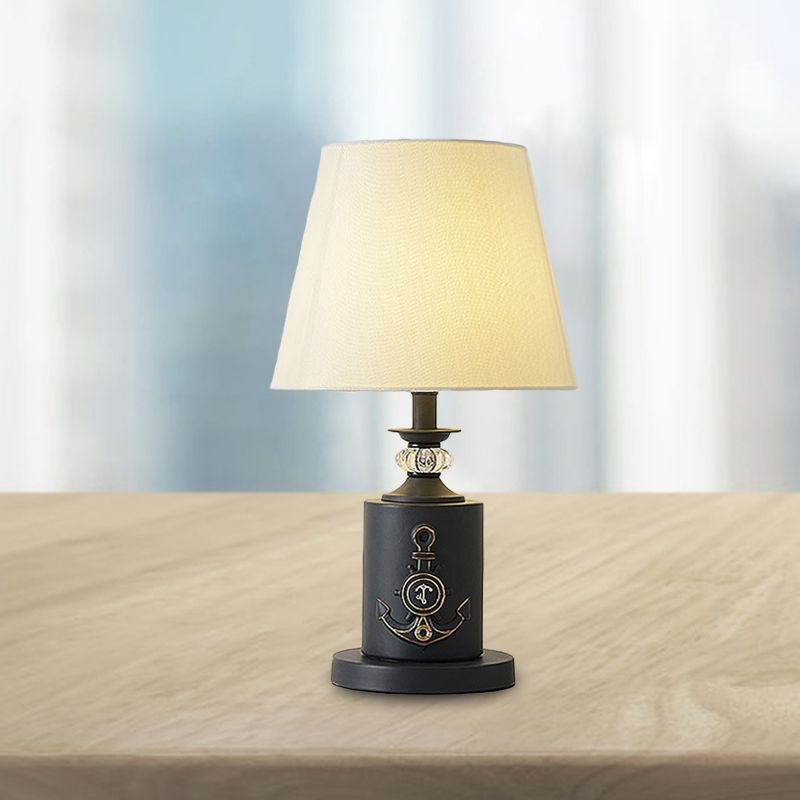 Mediterraan-stijl cilindertafel licht metaal met een enkel bed stof nachtlampje in zwart/watersblauw