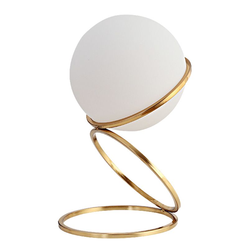 Lampe de nuit à anneau doré minimaliste à 1 lumière table métallique légère avec une teinte en verre de lait à balle