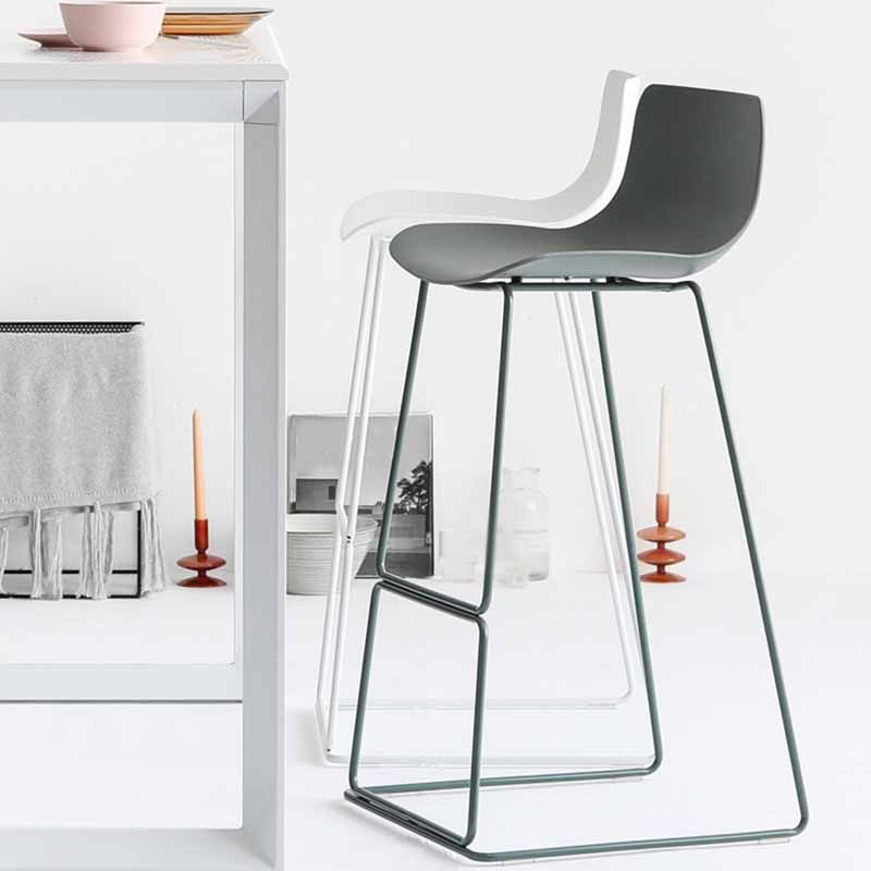 Taburetes de bar de plástico y metal de estilo escandinavo, taburetes de bar con respaldo bajo y reposapiés