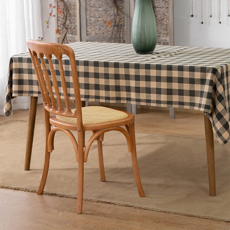 La salle à manger traditionnelle en bois massif préside les chaises à dossier à lamelles de finition mate