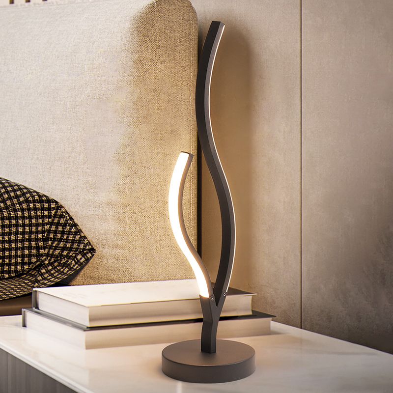 Lámpara de mesita de noche LED minimalista con iluminación de tareas con curvas acrílicas en blanco y negro con base de metal circular