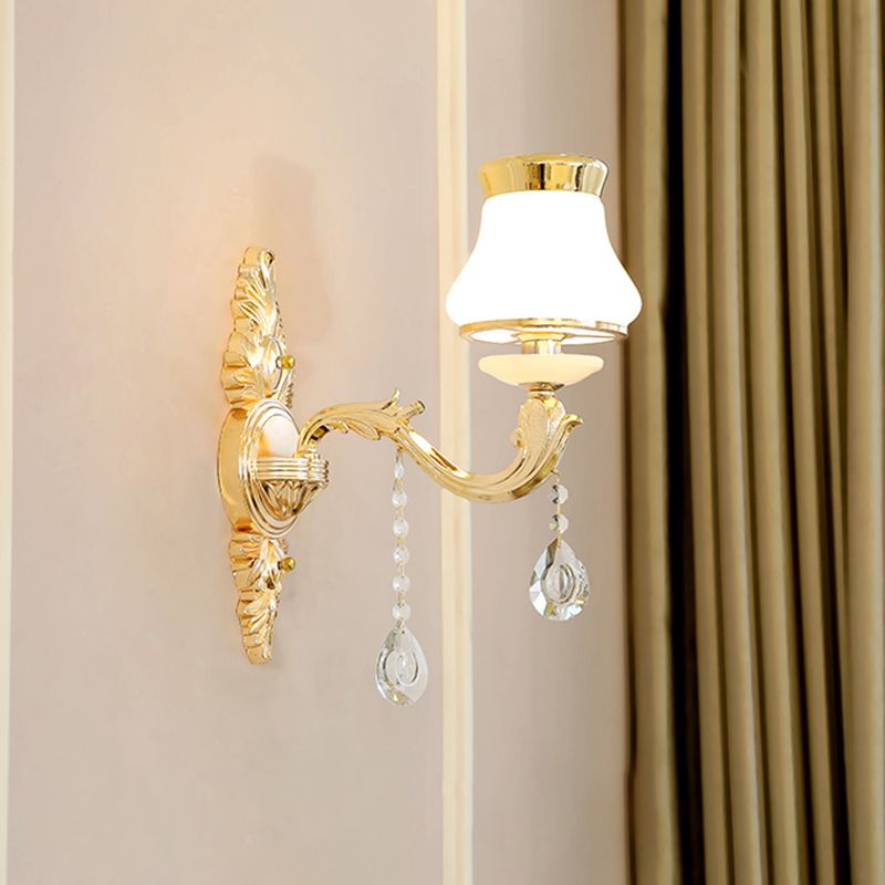 Luz de pared de la pared del brazo tallado de oro Luz de la pared del dormitorio de metal tradicional con pantalla de lámpara blanca