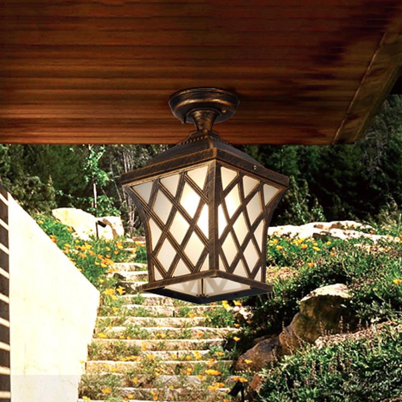 Lanterne en verre opale semi-encastrée Country 1 lumière pour balcon proche du plafond en noir/bronze avec cadre en X en métal