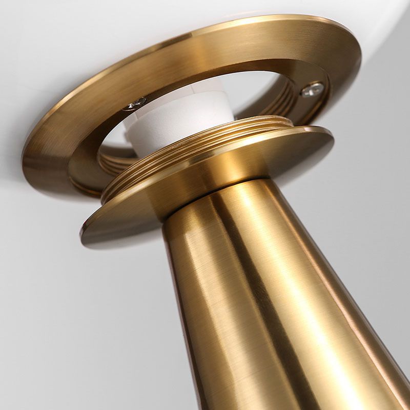 Lampe de table en verre globe doré dans un style de luxe moderne, lampe de bureau en fer forgé pour les espaces intérieurs