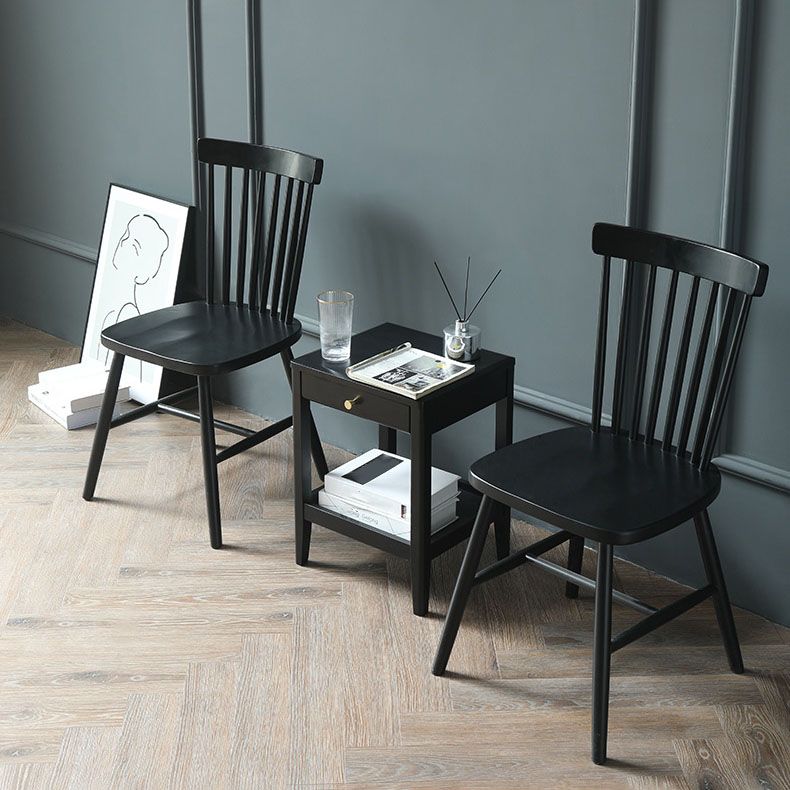 Sedia da sala da fuoco in legno scandinavo.