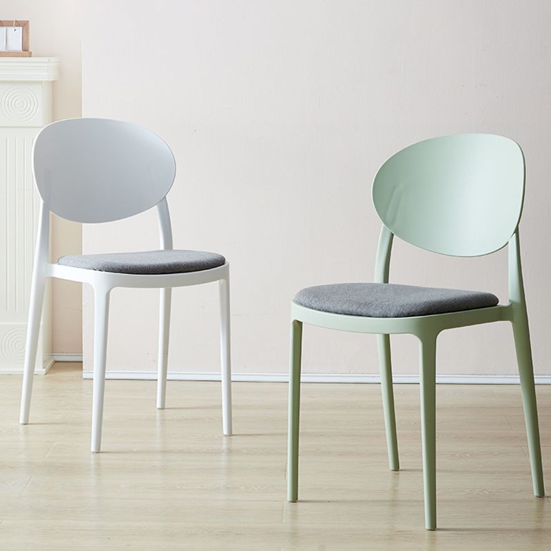 Silla de comedor de plástico mate con respaldo abierto para restaurante escandinavo