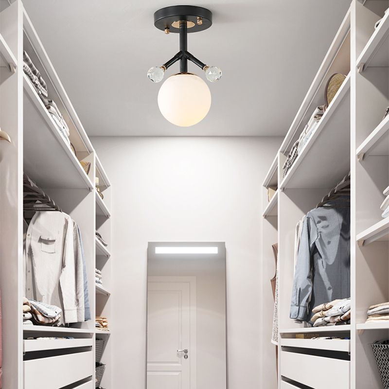 1 Éclairage semi-lutin léger en verre blanc moderne et éclairage de plafond en métal avec déco à boule de cristal