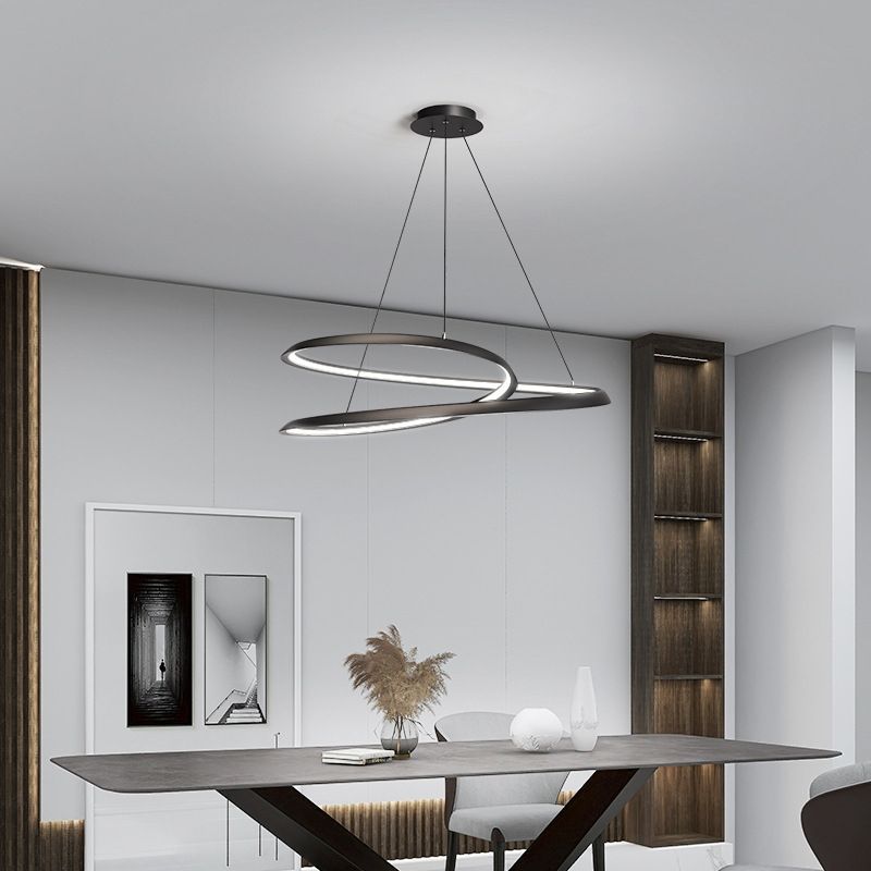 Luminaires suspendus contemporains en métal.