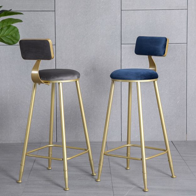 Samt Glam Low Back Back Stuhl Runder Innenschuhe mit goldenen Eisenbeinen