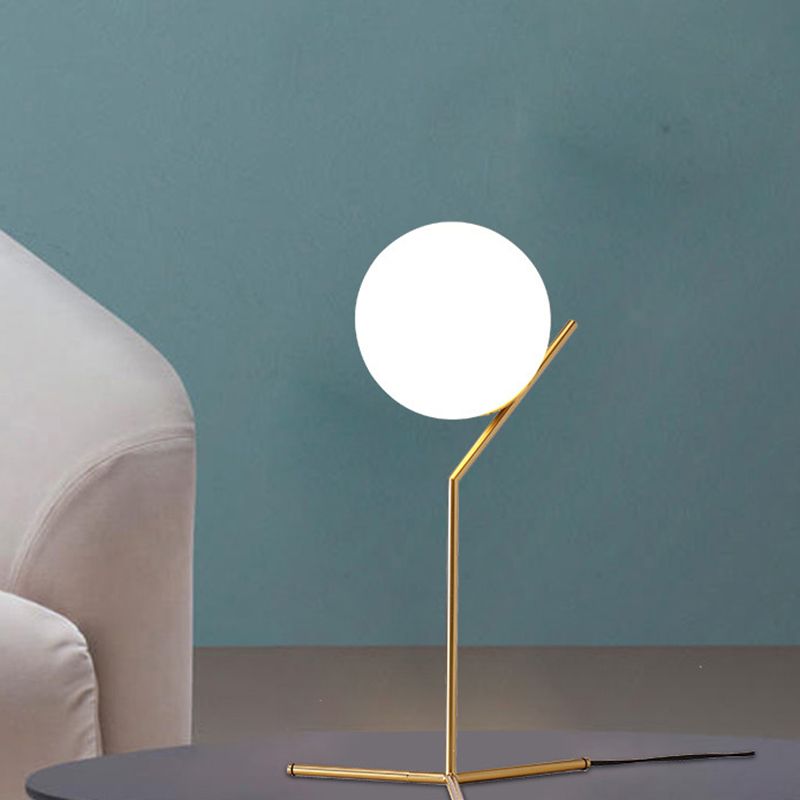 Lampada da tavolo globo dorato in stile moderno e conciso Lampada da tavolo in ferro placcato per spazi interni