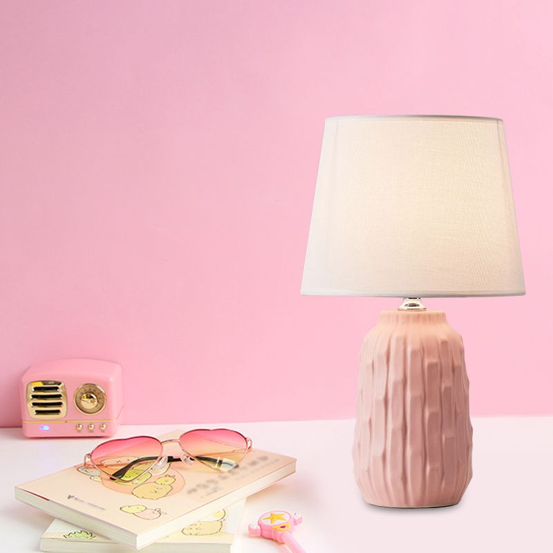 Tabla de mesa cónica modernista Lámpara de escritorio de dormitorio de 1 cabezal con base de cerámica de cilindro en blanco/rosa/azul