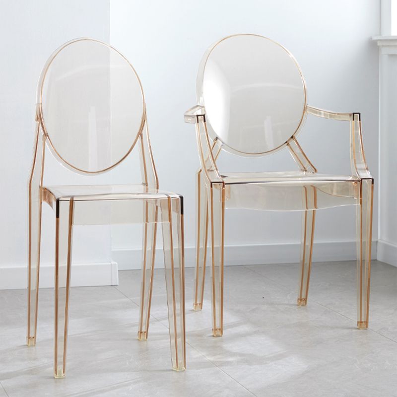 Bras en plastique de style contemporain dinant les chaises latérales empilables à dos ouvert de chaises
