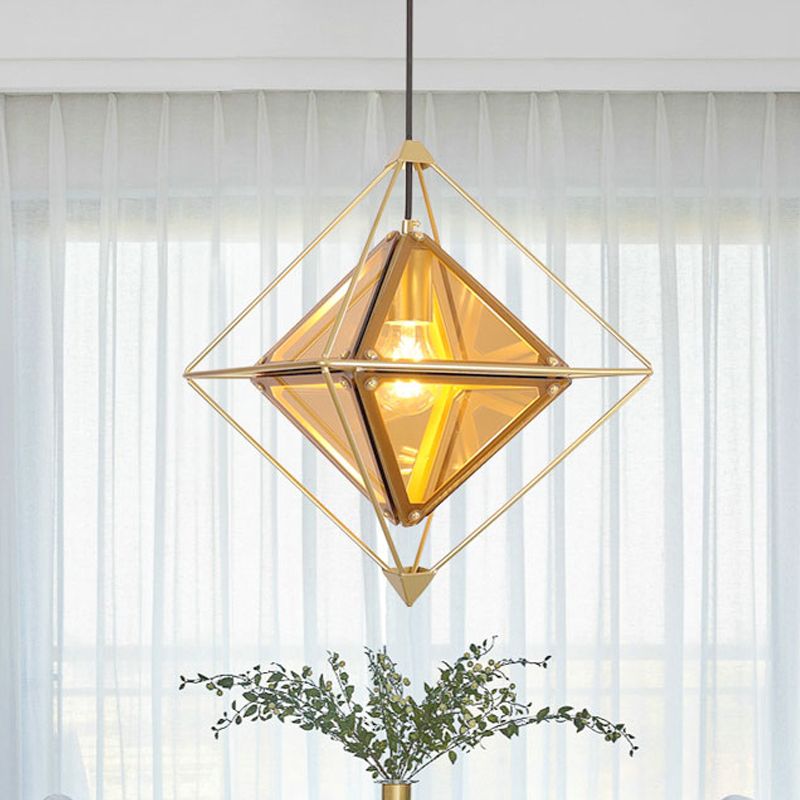 Zwart/goud/barnsteenglas 1-licht druppel hanger koloniale diamantvorm plafondlamp met een buitentijzer met exterieur ijzerframe