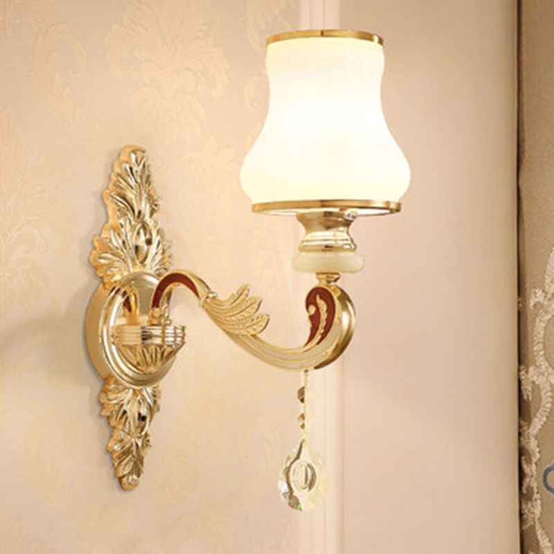 Goldene Blumenwandlampe Retro -Stil gefrostetes Glas Wohnzimmerwandleuchte mit Kristallakzent