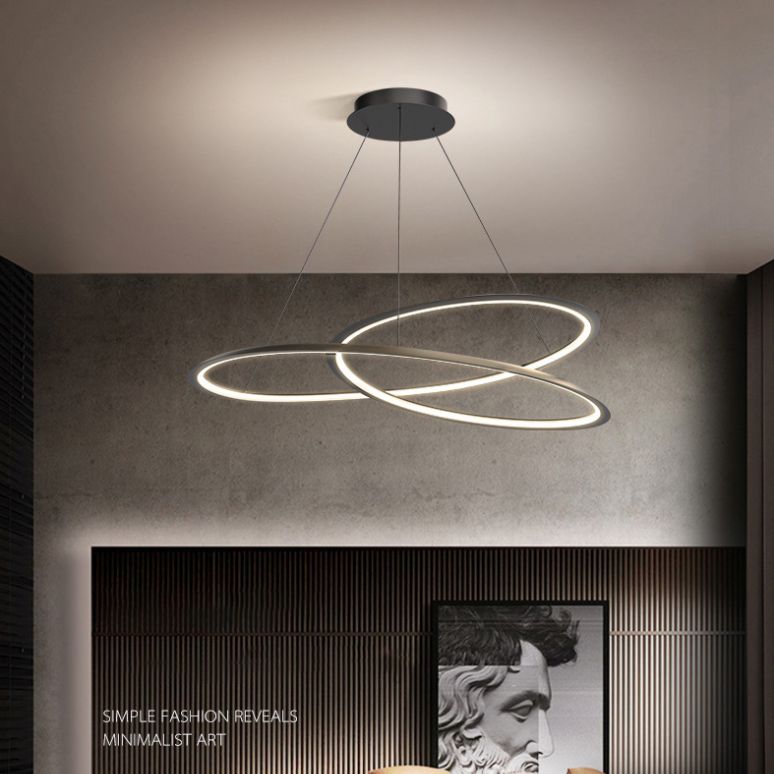 Luminaires suspendus contemporains en métal.