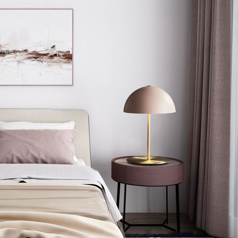 Lampada da tavolo moderna e premurosa lampada da scrivania metallica per il salotto della camera da letto dello studio