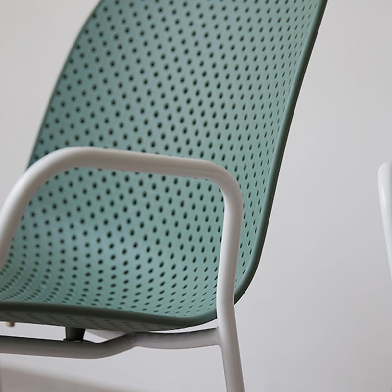 Sillas de comedor de plástico de cocina de estilo industrial que cenan sillones apilables con patas de metal