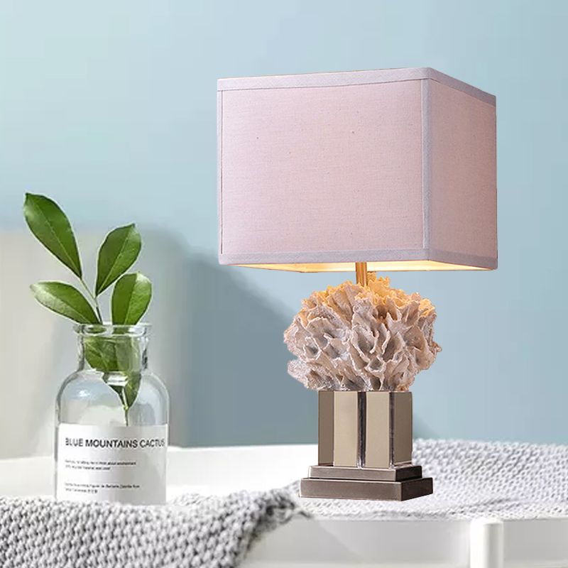 Einzelharz Nachttisch Lampe rustikale weiße Seetang Schlafzimmer Nachttischlicht mit Würfelstoffschatten