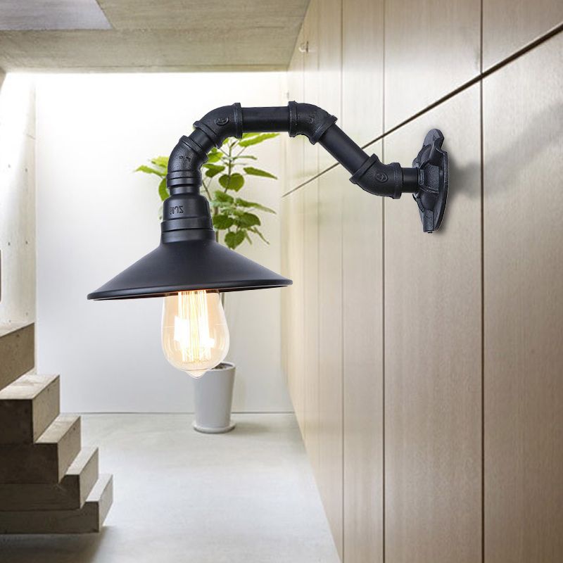Industrielle gekrümmte Rohrwandbeleuchtung mit Untertassenschatten 1 Kopf metallische Wandmontage Licht im schwarzen Finish