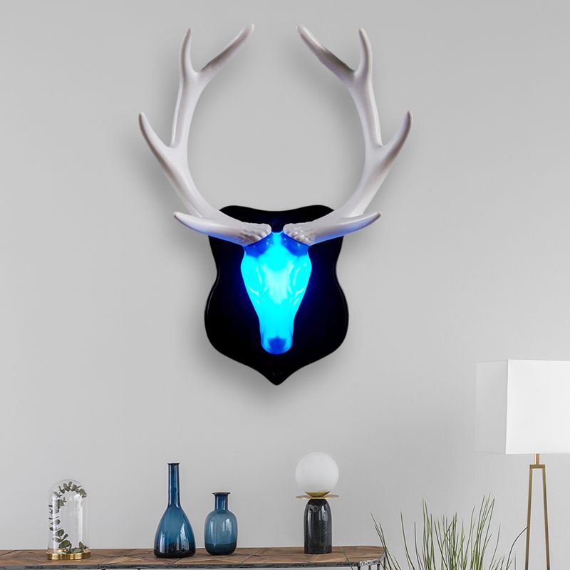 Lámpara de pared de ciervos LED país de resina blanca/azul lámpara de apliques para sala de estar con asta blanca/negra