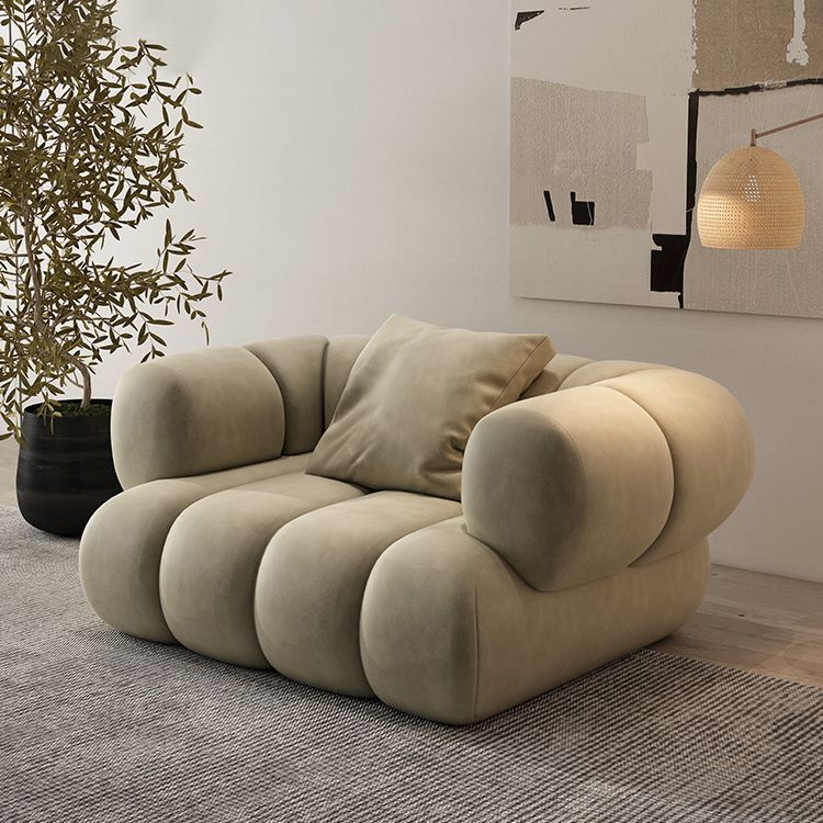 Divano verde scandinavo con braccio di smoking e cuscino cucito