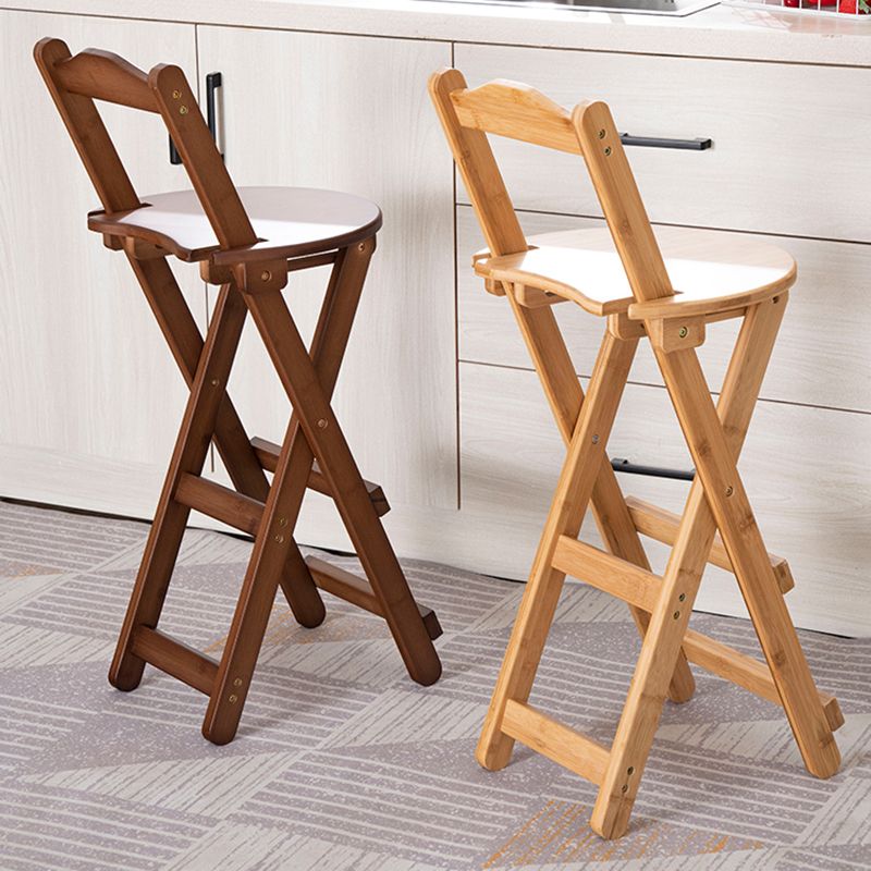 Moderno sgabello da banco in legno con un sedile in legno con sedile in legno e pedale