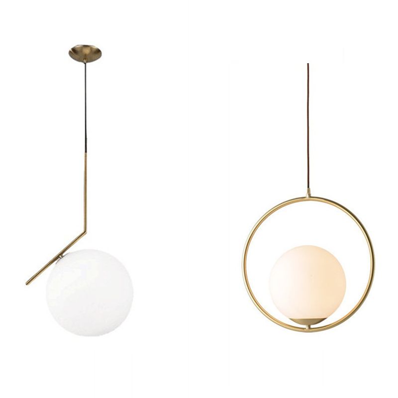 Gouden ijzerhanglicht met 7,8 "brede witte glazen bol schaduw moderne stijl enkele lampverlichtingsarmatuur