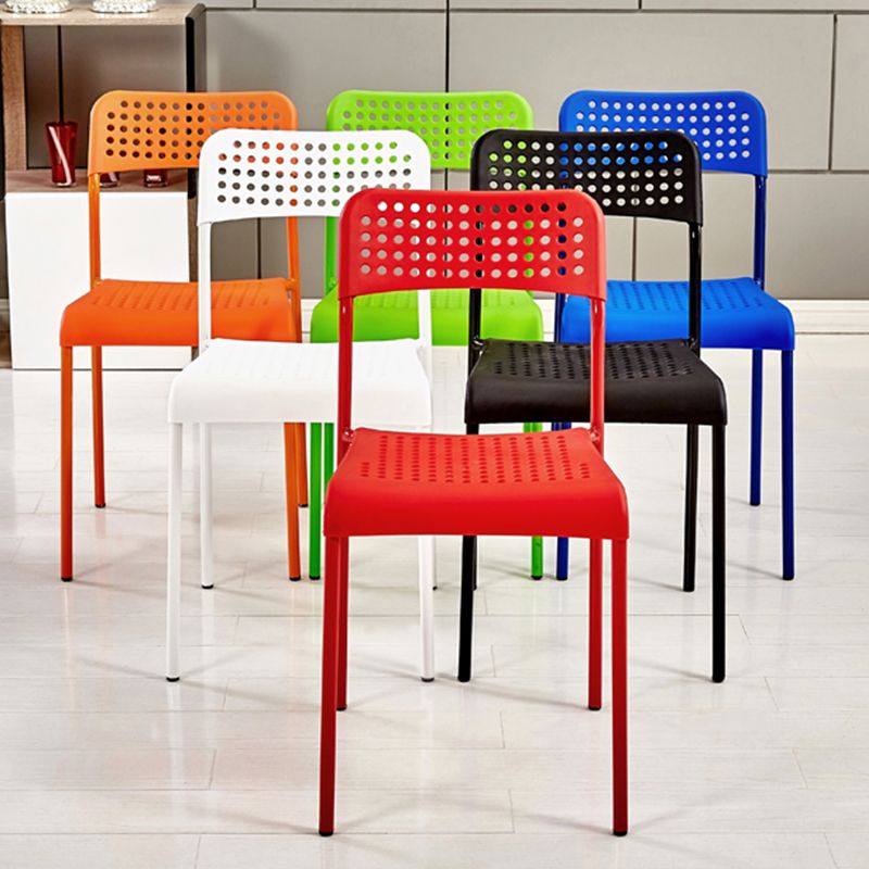 El comedor contemporáneo del metal preside la parte posterior abierta plástica que cena la silla sin brazos lateral