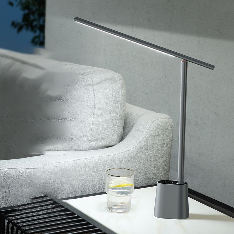 Lampe de table à LED concise moderne lampe de table linéaire en métal pour chambre à coucher