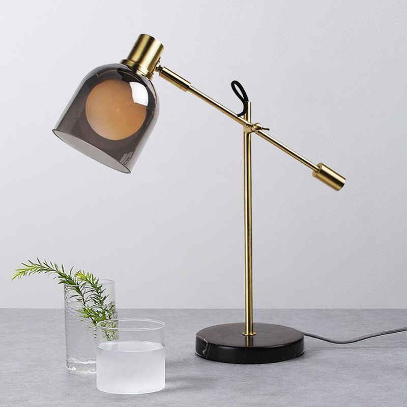 Lampada da lettura postmoderna con braccio bilanciato in vetro grigio fumo, lampada da tavolo da soggiorno a 1 testa in nero-oro