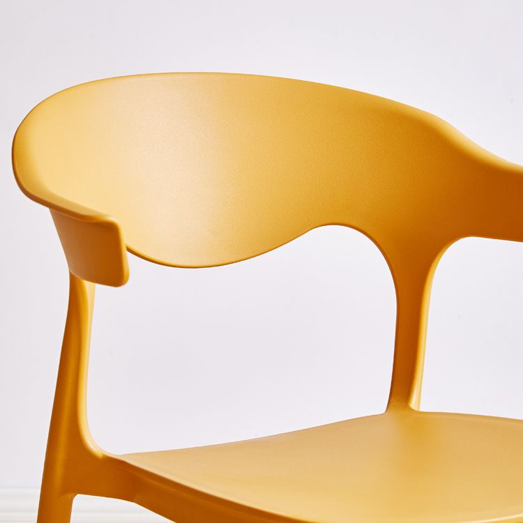 El plástico contemporáneo que cena la parte posterior abierta apilable de las sillas sin brazos cena la silla lateral