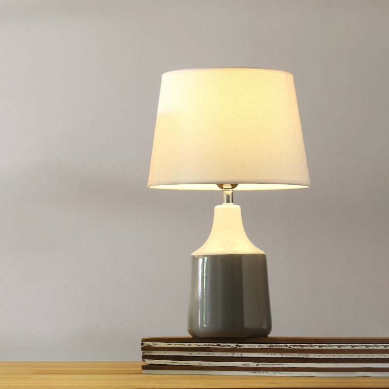 Moderne taps toelopende trommeltafel Licht Keramische nachtverlichting 1-lichtsbed in bruin/wit en grijs met stofschaduw