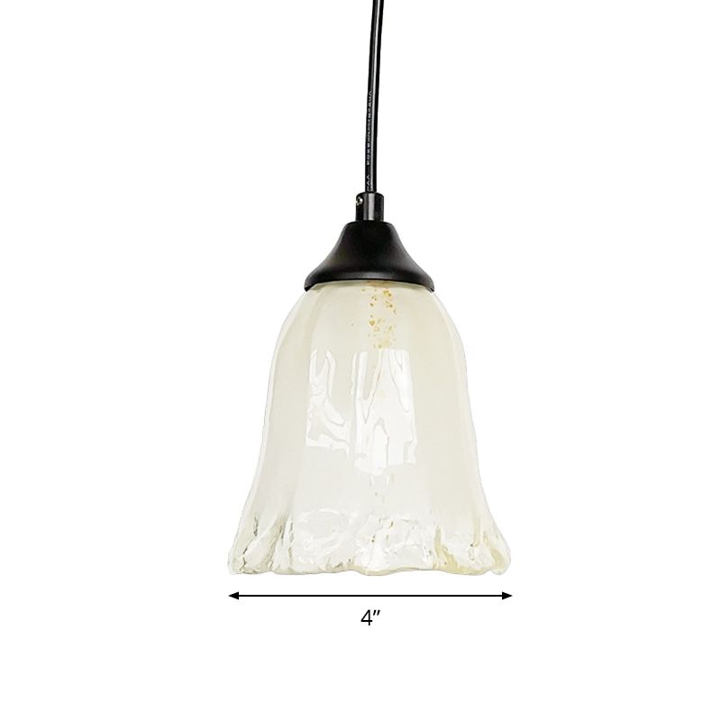 1 salon léger suspendu léger moderniste noir avec une teinte en verre blanc floral