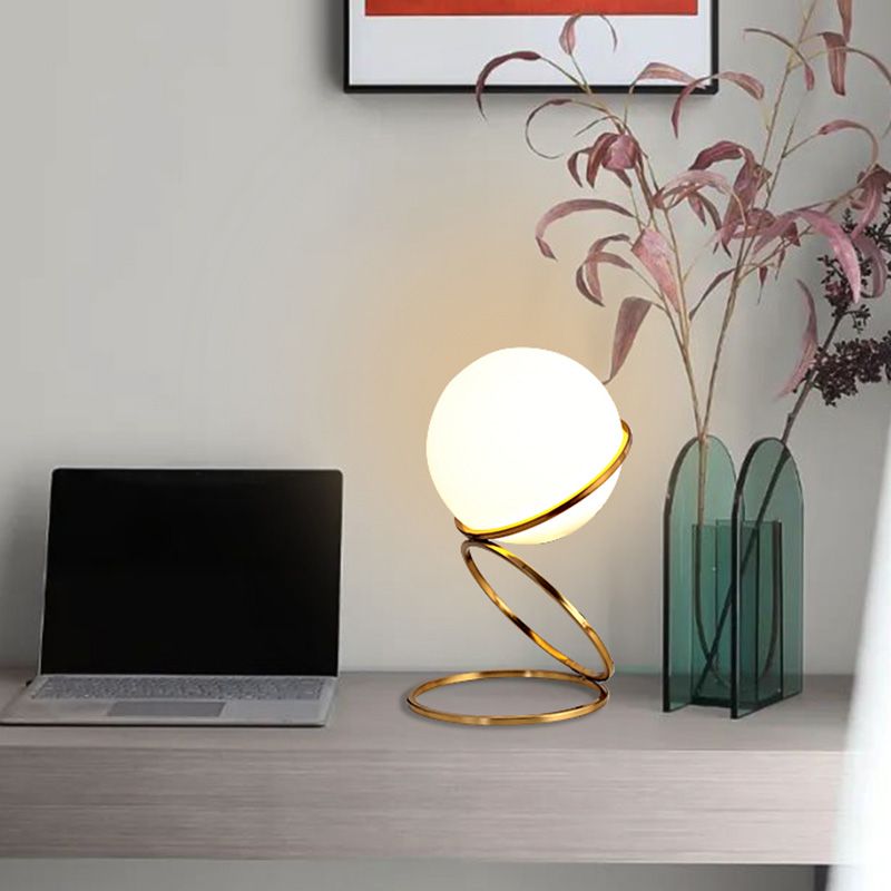 Lampe de nuit à anneau doré minimaliste à 1 lumière table métallique légère avec une teinte en verre de lait à balle