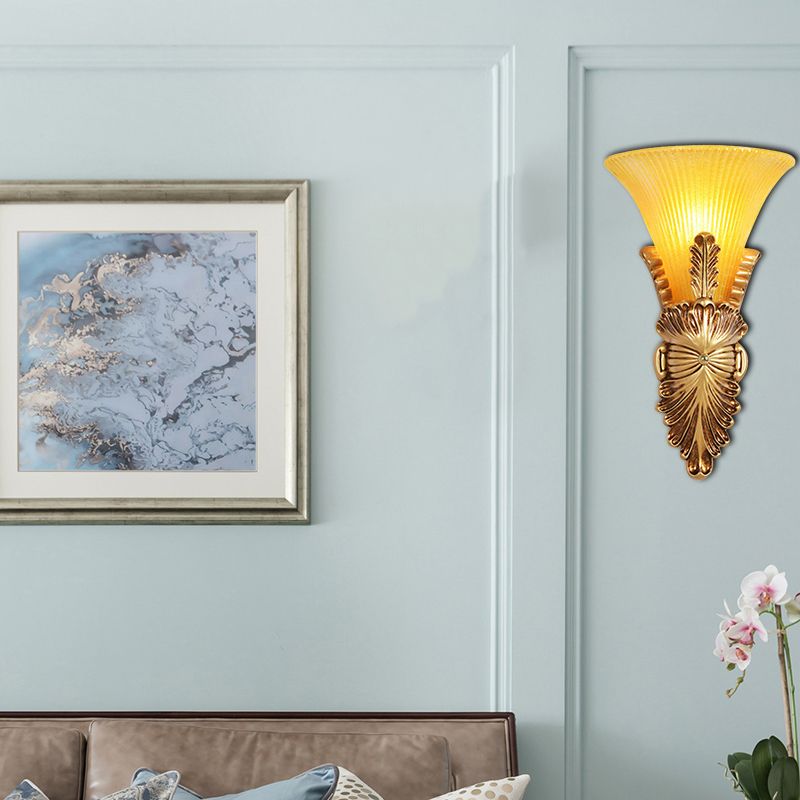 1 Kopfwandlampe mit Glockenschatten gelbem Glas und Harz Lodge Stil Schlafzimmer Wandleuchte in Gold
