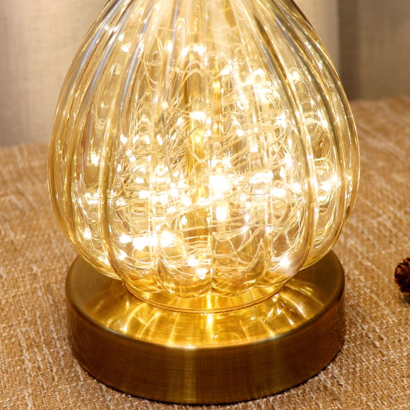 Lampada da tavolo moderna singola bianca con luce notturna a goccia in vetro ambrato con paralume a cupola in piuma
