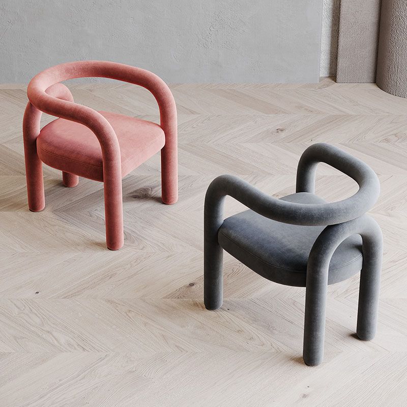 Silla de comedor curvada de terciopelo con respaldo abierto y acabado mate, estilo diseñador