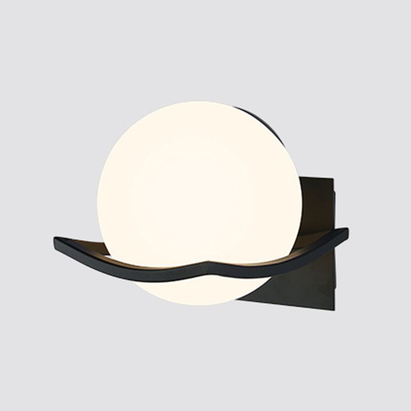 Lampada da parete in vetro bianco lattigio a 1 luce Stile Nordic Simplicity Lighting Second Lighting Fun per camera da letto